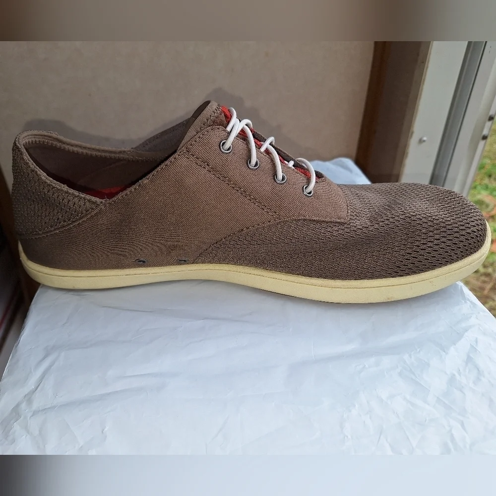 A pair of OluKai Nohea Moku mens shoes in a size 9M.They are pre-loved